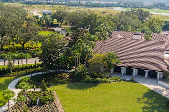 Çevredeki ağaçlar ve yollar ile binanın havadan çekilmiş fotoğrafı
