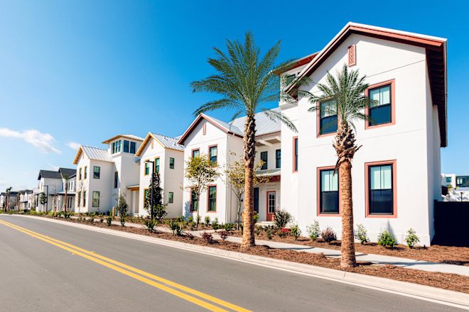 Palmiye ağaçları ve yolu bulunan binalar