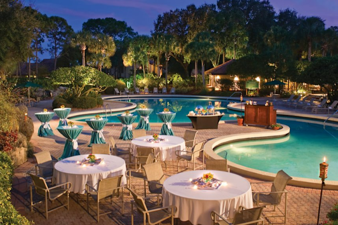 Masalar ve sandalyeler bulunan havuz kenarı masa düzeni