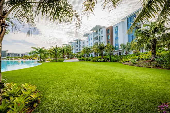 Çimenli geniş alan ve binalar bulunan açık toplantı alanı