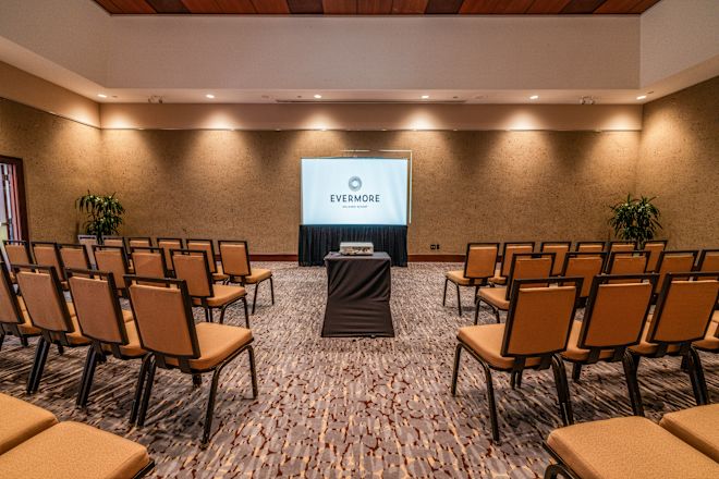 Sandalyeler projektör ekranına bakan toplantı odası