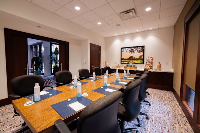 Sandalyeler projektör ekranına bakan toplantı odası