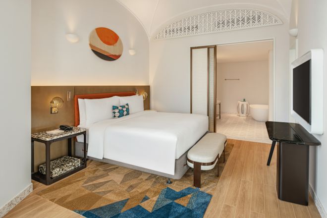 ベッドとテレビを配した客室