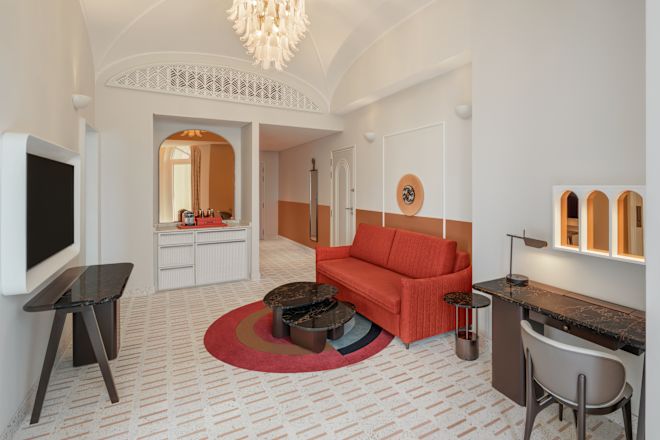 ソファとテレビを備えた客室のラウンジエリア