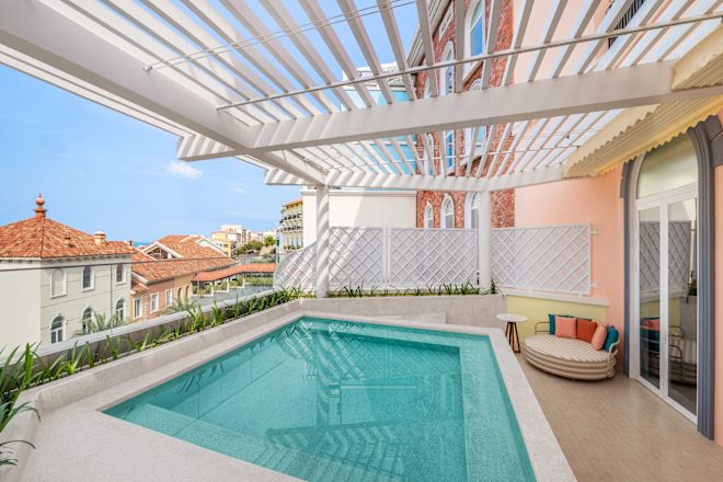 ハットタブを備えた客室のバルコニー