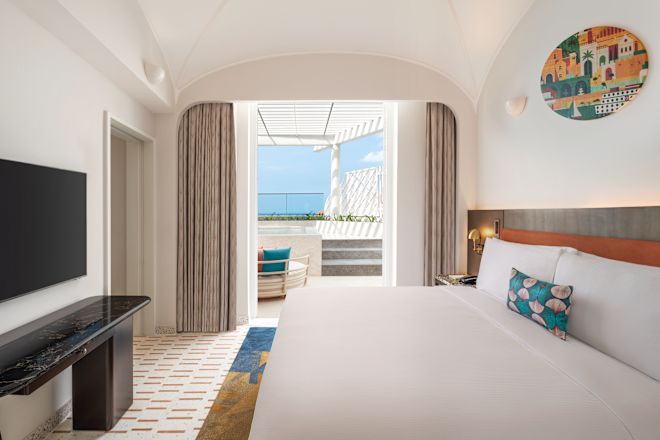 ベッドとテレビを配した客室