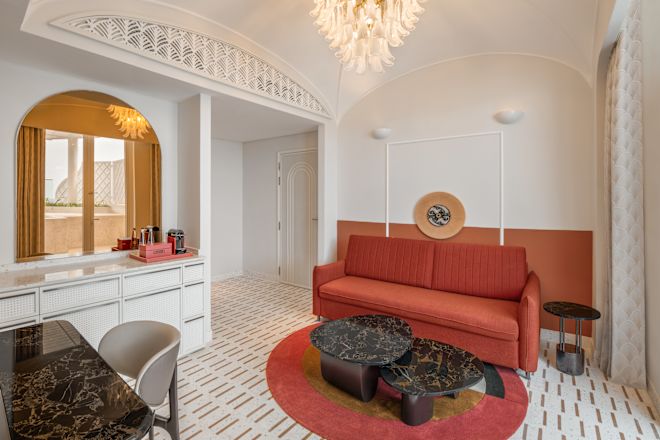 ソファとテーブルを備えた客室のラウンジエリア