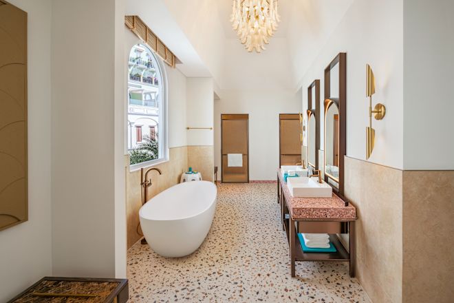 バスタブと洗面台エリアを備えた客室のバスルーム