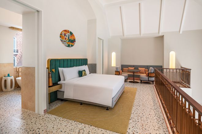 客室のベッドとリビングエリア