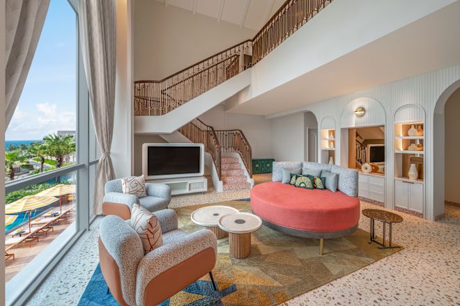 ソファとテレビを備えた客室のラウンジエリア