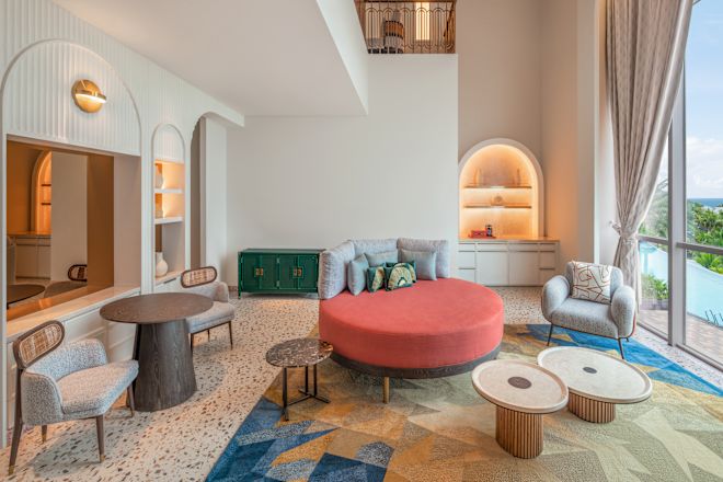 ソファを備えた客室のラウンジエリア