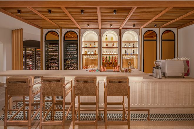 スツールを備えたバーエリア