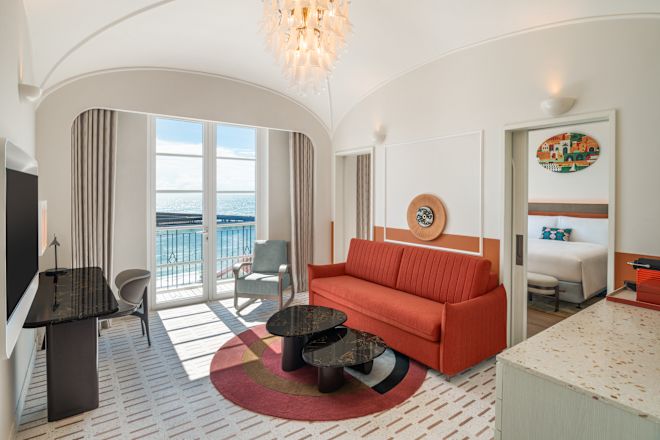 テレビとテーブルを備えたラウンジエリア