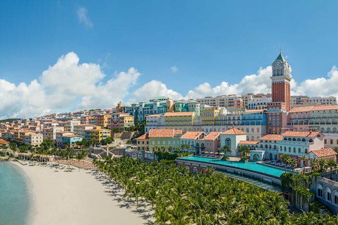 ホテルの外観と海岸線、建物