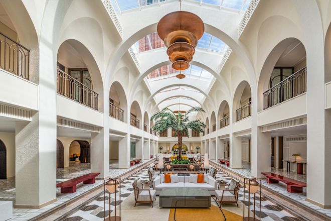 快適な椅子と建築ディテールを備えたロビーエリア