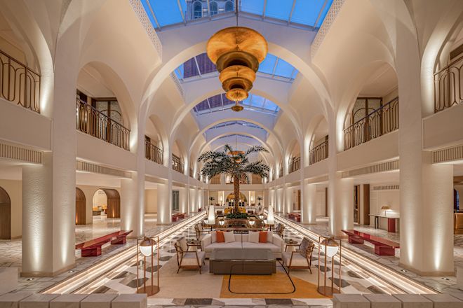 椅子とアーチを備えたロビーエリア