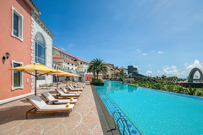 ラウンジチェアを配した屋外プール