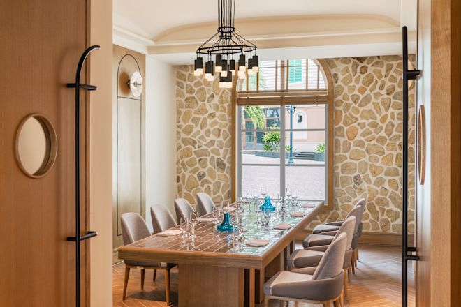 「マーチャント・レストラン」のダイニングテーブル