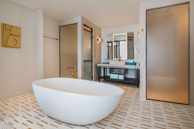 スイートの洗面台エリア、バスタブ、シャワーブース