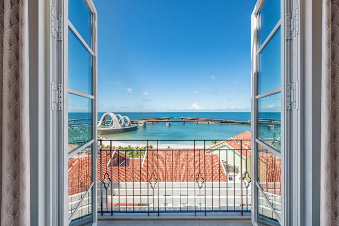 客室のバルコニーから望む海の眺め