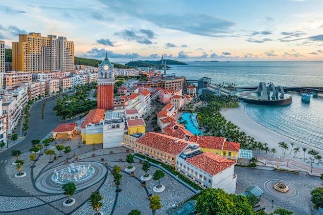 ホテルの外観と市街とビーチの眺め