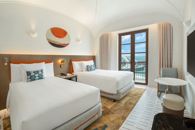 ツインベッドを配したバルコニーからのオーシャンビューの客室