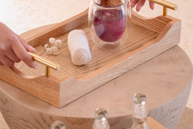 スパのウェルカムドリンク、小さなタオルを備えたトレイ