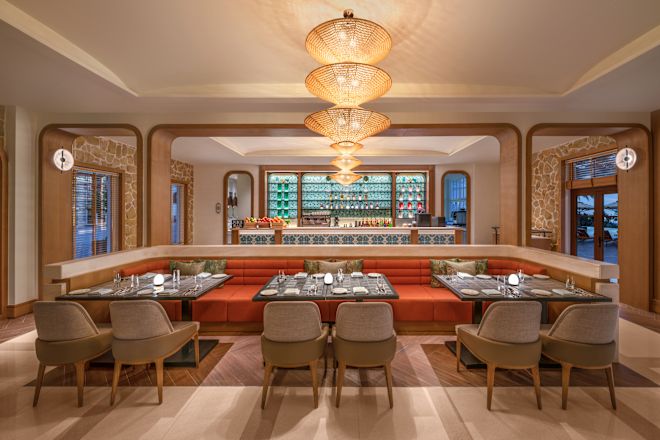 テーブルと椅子を備えたバーのリビングエリア