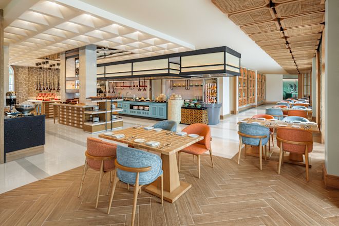 バラエティ豊かなお食事、お飲み物、椅子を備えた朝食エリア