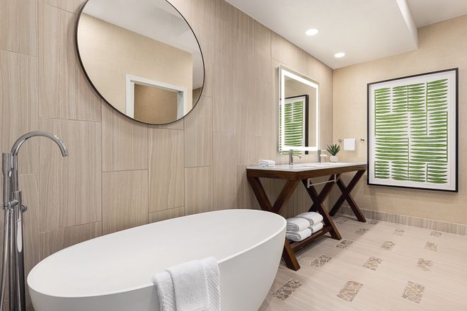 Suite Bathroom With Tub