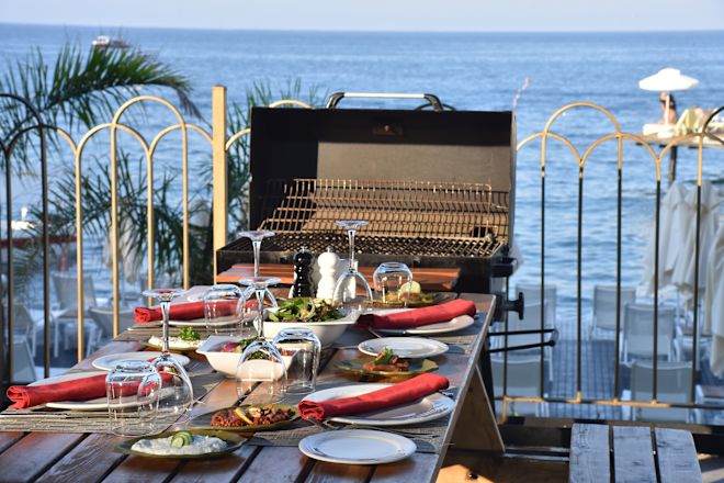 Speisen Sie im Freien am Wasser im Restaurant "BBQ"