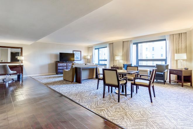 Ruang Tamu Suite dengan Meja Makan