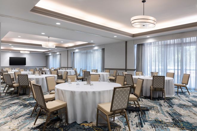 ミーティングルーム「ギャリソン」、円形レセプションテーブル