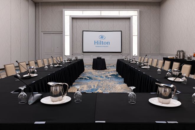 宴会場「ニーダムズ」、U字型テーブル、ウォーターグラス