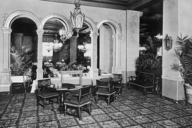 Historisches Schwarz-Weiß-Fotografie des Hotelinneren