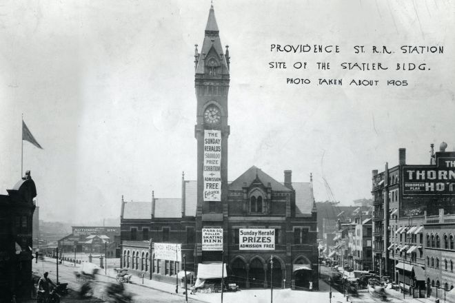 Historisches Schwarz-Weiß-Foto von der Außenansicht des Hotels mit Blick auf die Straße 1905