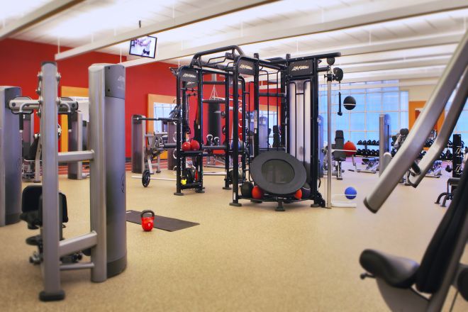 Fitnesscenter mit modernen Fitnessgeräten