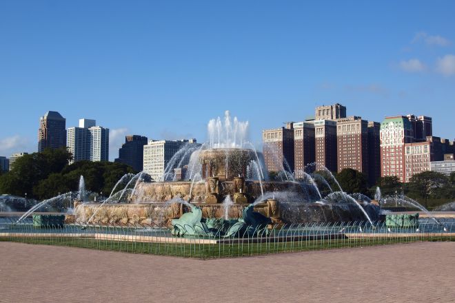 Außenansicht des Hilton Chicago Hotels mit großem Brunnen
