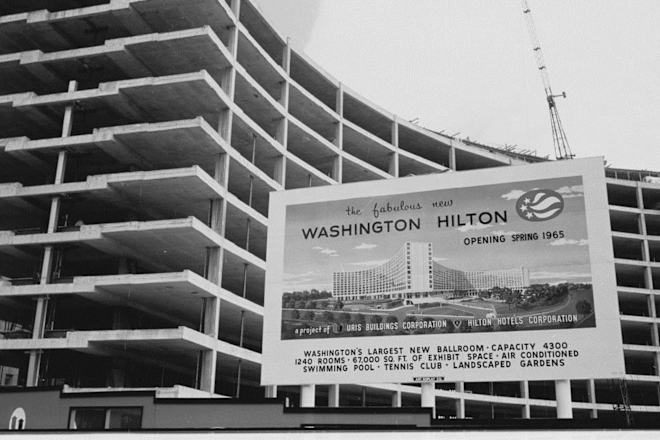 Vintage, İlkbahar 1965’te Açılıyor Tabelası ve Washington Hilton Otelinin Dış Görünümü