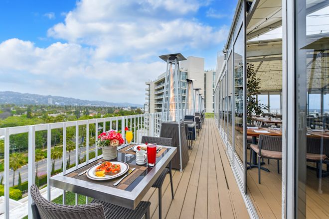 Terraza del restaurante CIRCA55, mesa de comedor, vista a la ciudad
