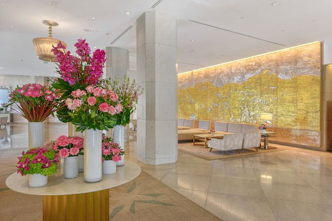sala de estar del lobby del hotel, mesa con floreros de flores
