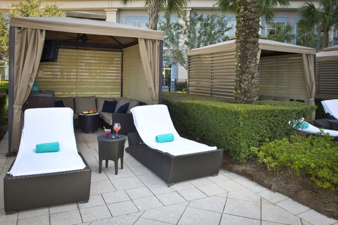 Cabana Tepi Kolam Renang