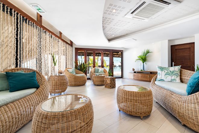 スパのレセプションエリア、ウィッカーソファ、椅子、テーブル