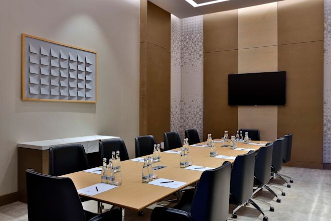 ボードルームのテーブルとテレビ