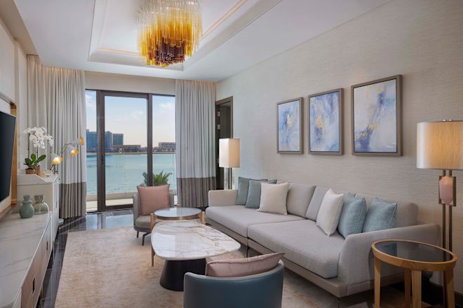 ブライダルスイートのリビングエリアとソファ