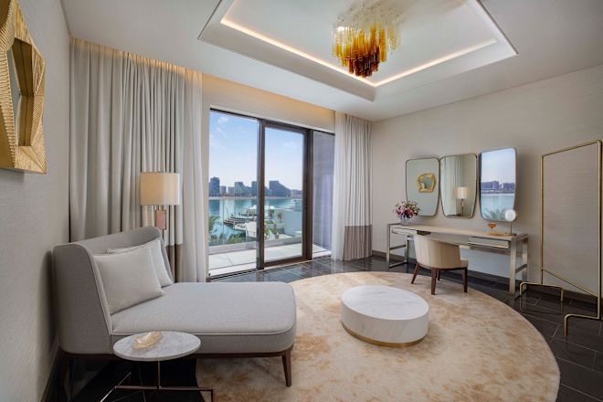 ブライダルスイートの大きな椅子とデスクエリア