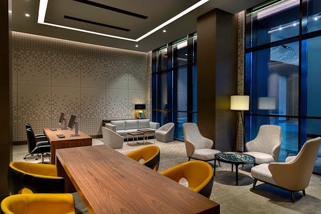 ニュイネスセンターのテーブルと椅子からの代替ビュー