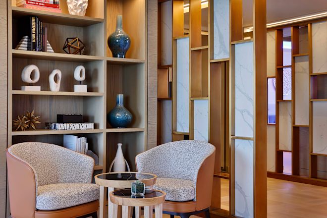 エグゼクティブラウンジの小さな椅子とテーブルと棚