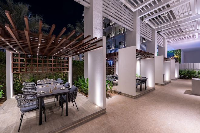 レストラン「ヌリ」のパティオとダイニングテーブル