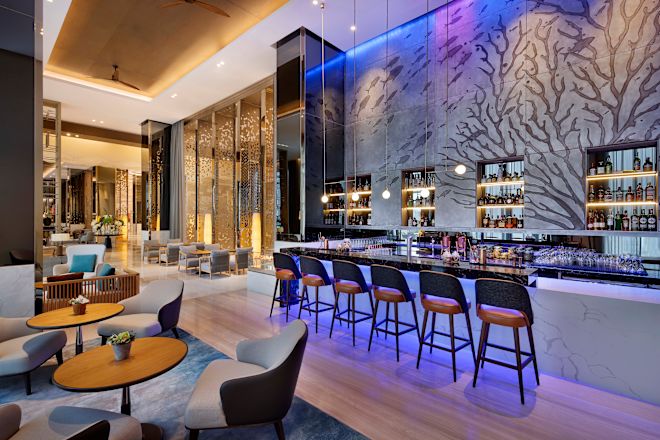 「オスモ」のバーテーブルとバーエリア